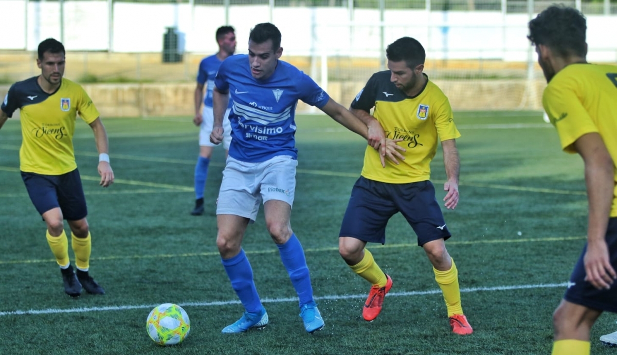 Un dels jugadors anoiencs, davant la pressió dels locals