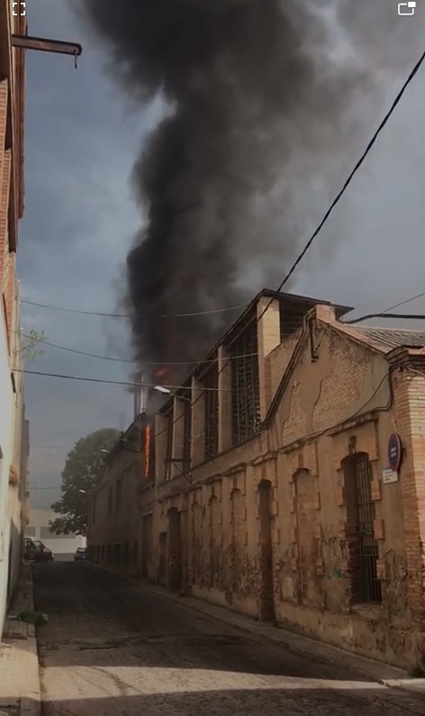 El foc, en una imatge presa des del mateix carrer Sant Antoni FOTO: Manel López