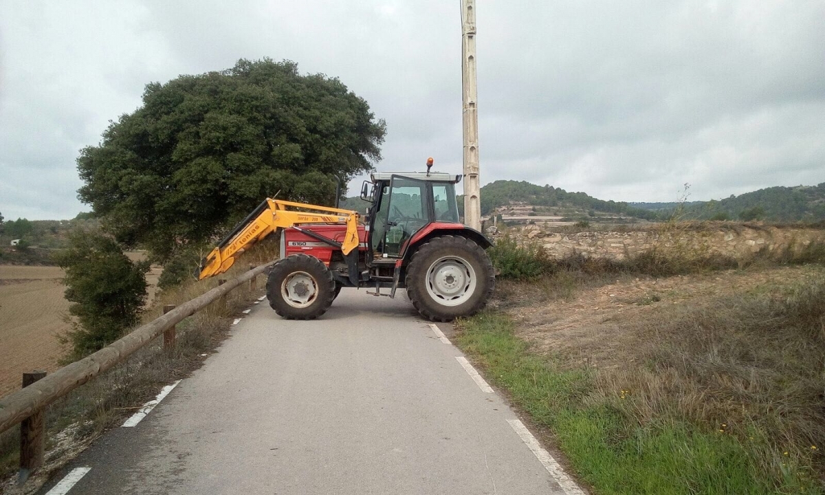 Tractors tallant l'accés a col·legis a Sant Martí de Tous i Copons
