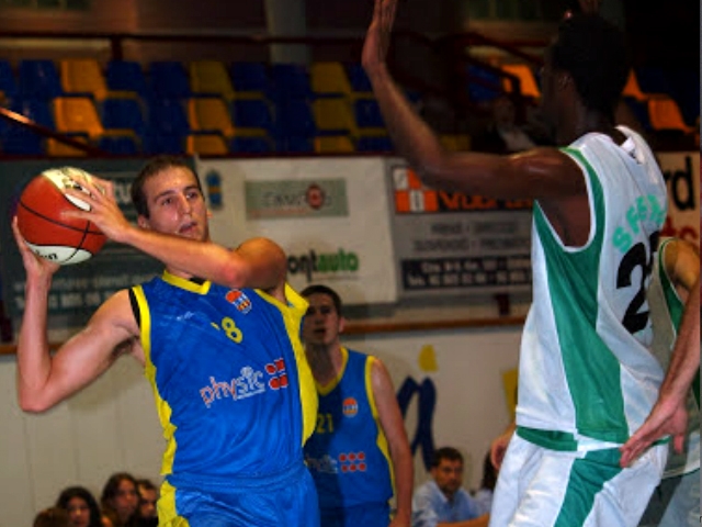 La pilota en possessió del Physic CB Igualada. Foto:JRiberalern