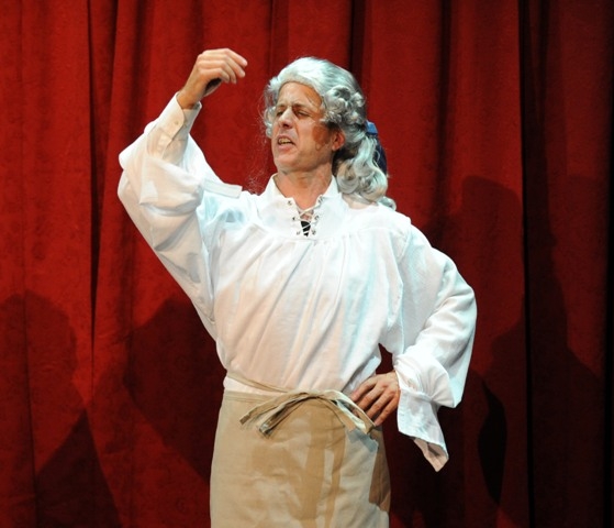 Joan Valentí en l'obra que representa al Teatre de l'Aurora