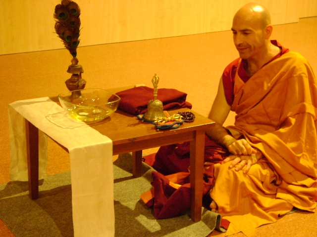 Ricard Rotllant finalitzant la cerimònia de purificació