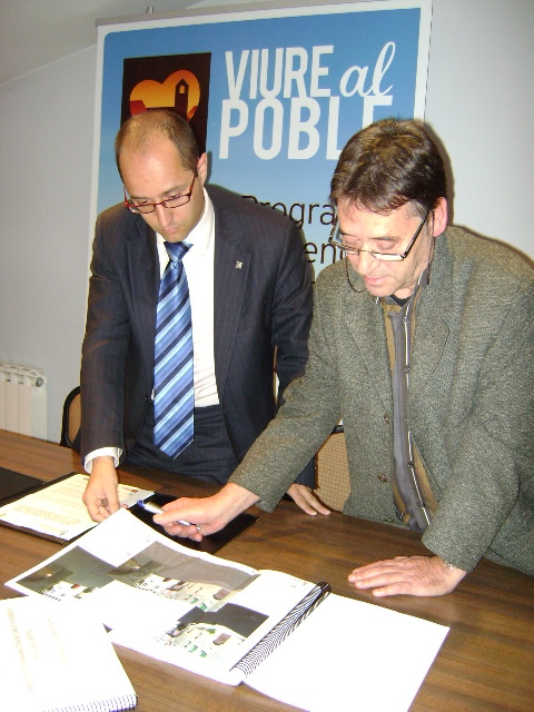 Carles Bassaganya i l'alcalde Francesc Duocastella, repassant el projecte