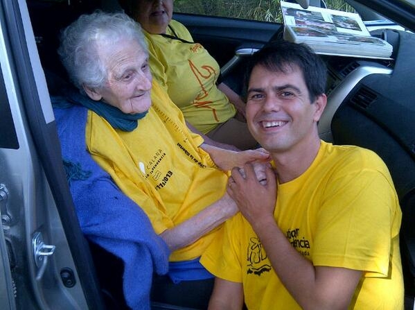 Montserrat Sants, igualadina de 102 anys, participant de la Via catalana, junt amb l'alcalde d'Igualada Marc Castells