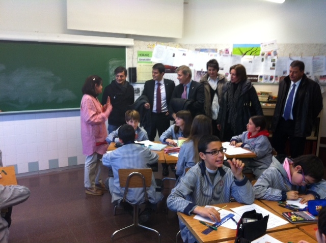 Alberto Fernández Díaz, Marc Castells i altres regidors d'Igualada visiten les aules