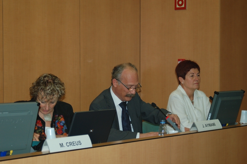 L'alcalde Jordi Aymamí i la regidora Pilar Salat amb la presidenta del Col·legi Oficial d’Infermeria, Mariona Creus