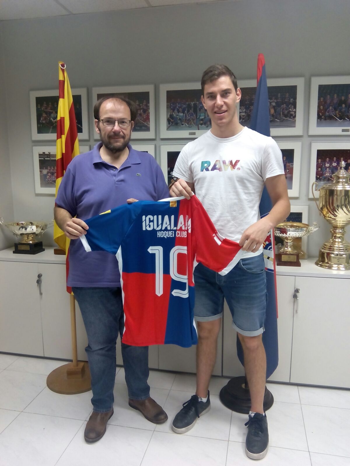 Manel Burón, amb el jugador, en la firma del contracte