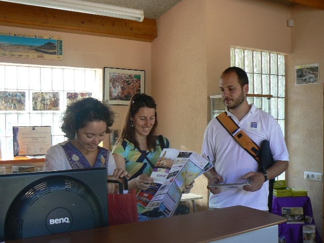 La parella de turistes a l'Oficina de Turisme de l'Alta Anoia