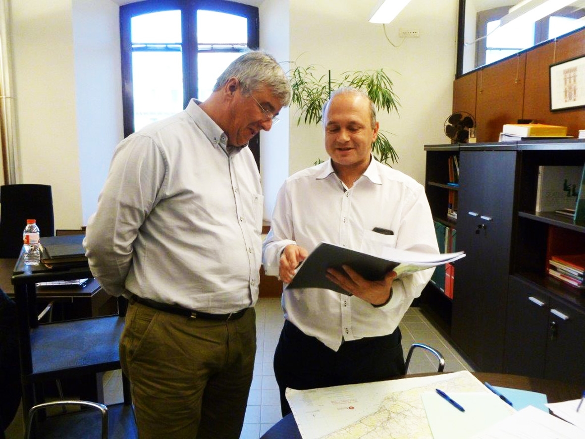 Jordi Fàbrega, de la Diputació de Barcelona, lliura l'ordenança a l'alcalde d'Òdena, Francisco Guisado.