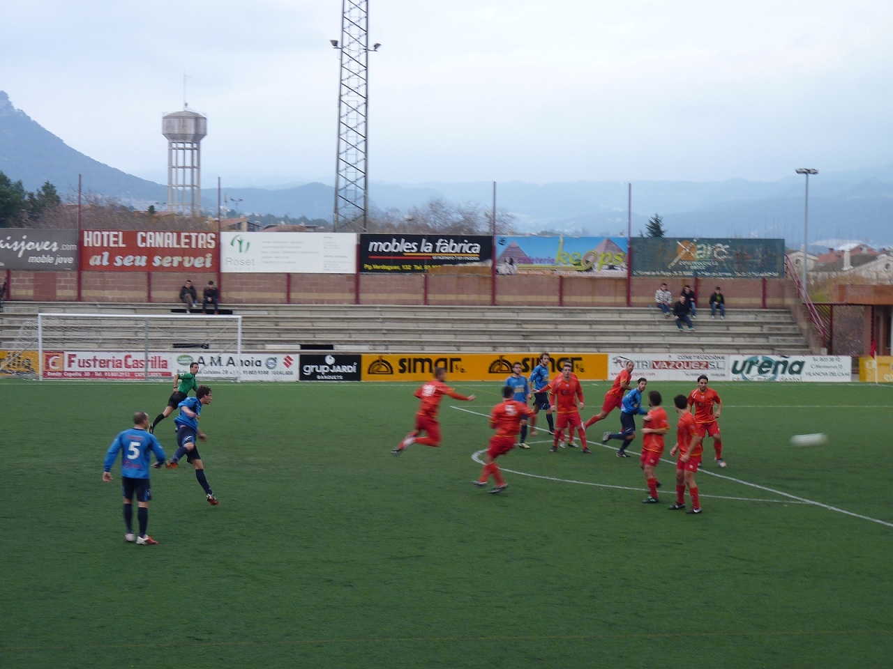 Una de les jugades a pilota parada en què l'Igualada buscava el gol