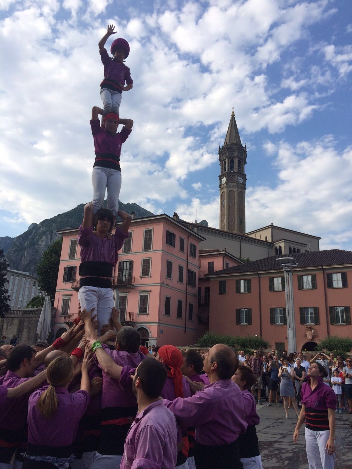 Pilar alçat a la plaça Cermenati