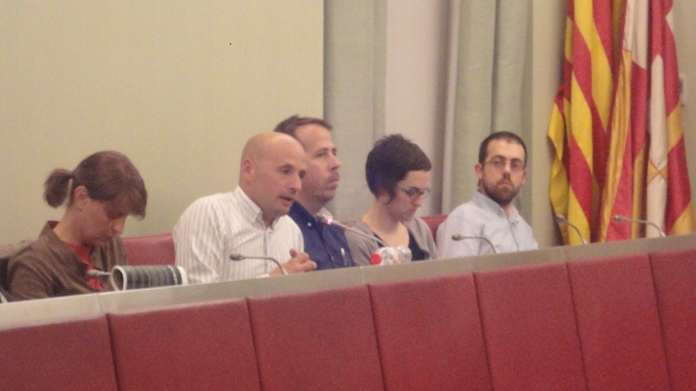 El regidor d'Urbanisme Jordi Pont (segon per l'esquerra), respon a les peticions dels assistents