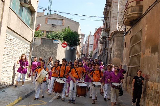 La Cercavila fins al nou local, amb Mal de Cap i els Moxiganguers