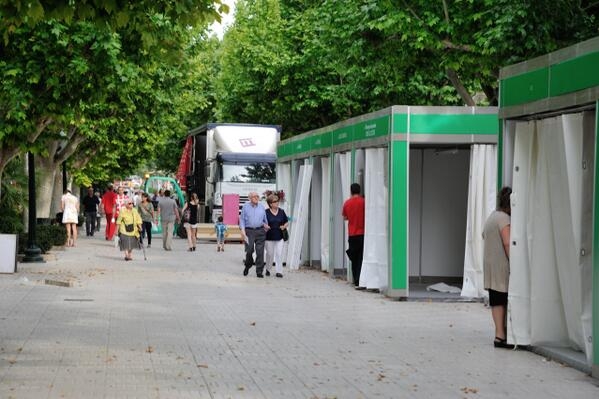 Uns vianants observen els estands del Passeig, a punt per acollir la FirAnoia. Foto:@firaigualada