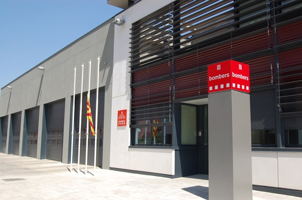 La senyera continua a mitja asta al parc d'Igualada, en record dels cinc bombers morts per l'incendi dels Ports