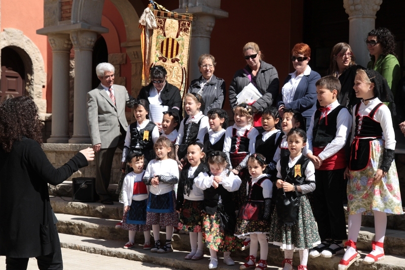 El grup de caramellaires cantant