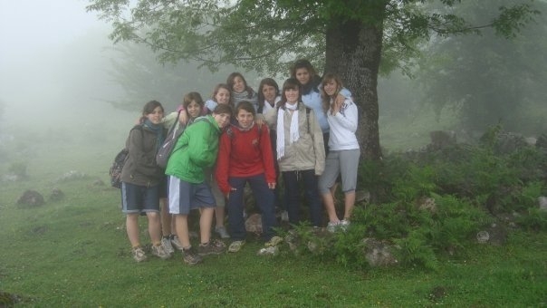 La Cristina amb unes companyes de 4art en un viatge a Astúries