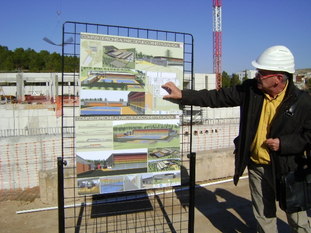 L'arquitecte, Casimir Torrens mostrant els planells