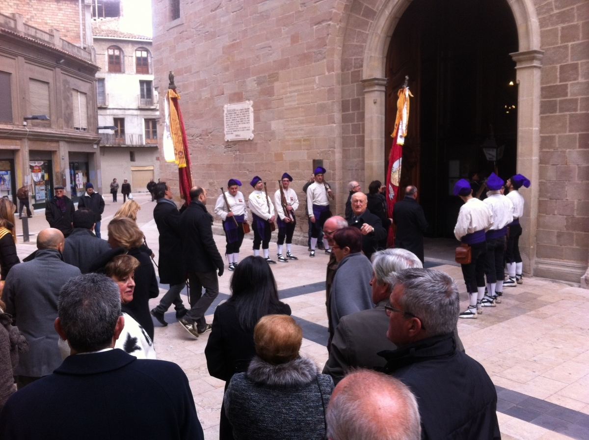 L'entrada a ofici de les banderes i les pubilles