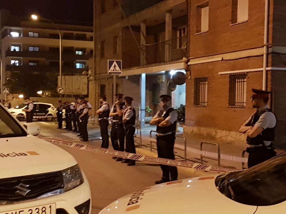 Els mossos davant la caserna de la Guàrdia Civil