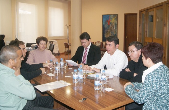 Una reunió en l'anterior mandat, amb Caballol (tercer a la dreta) i l'alcaldessa Trullàs (a l'esquerra)