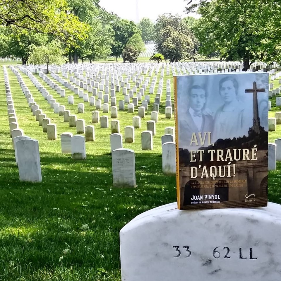 El llibre, en una imatge al cementiri d'Arlington