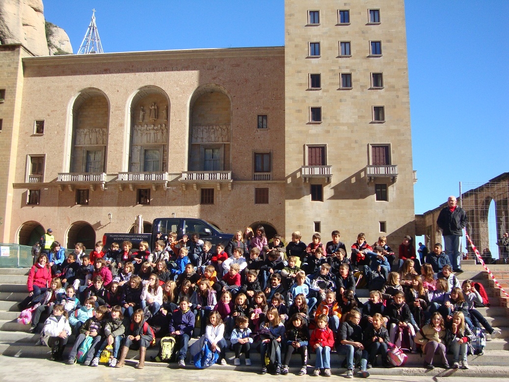 Els alumnes de l'escola Mowgli amb els seus companys de l'escola Casa Nostra de Banyoles
