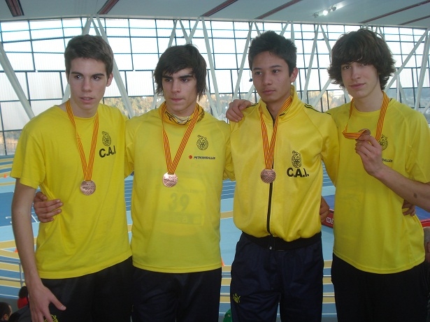 Els juvenils del relleu de 4 x 200m. indoor a Sabadell