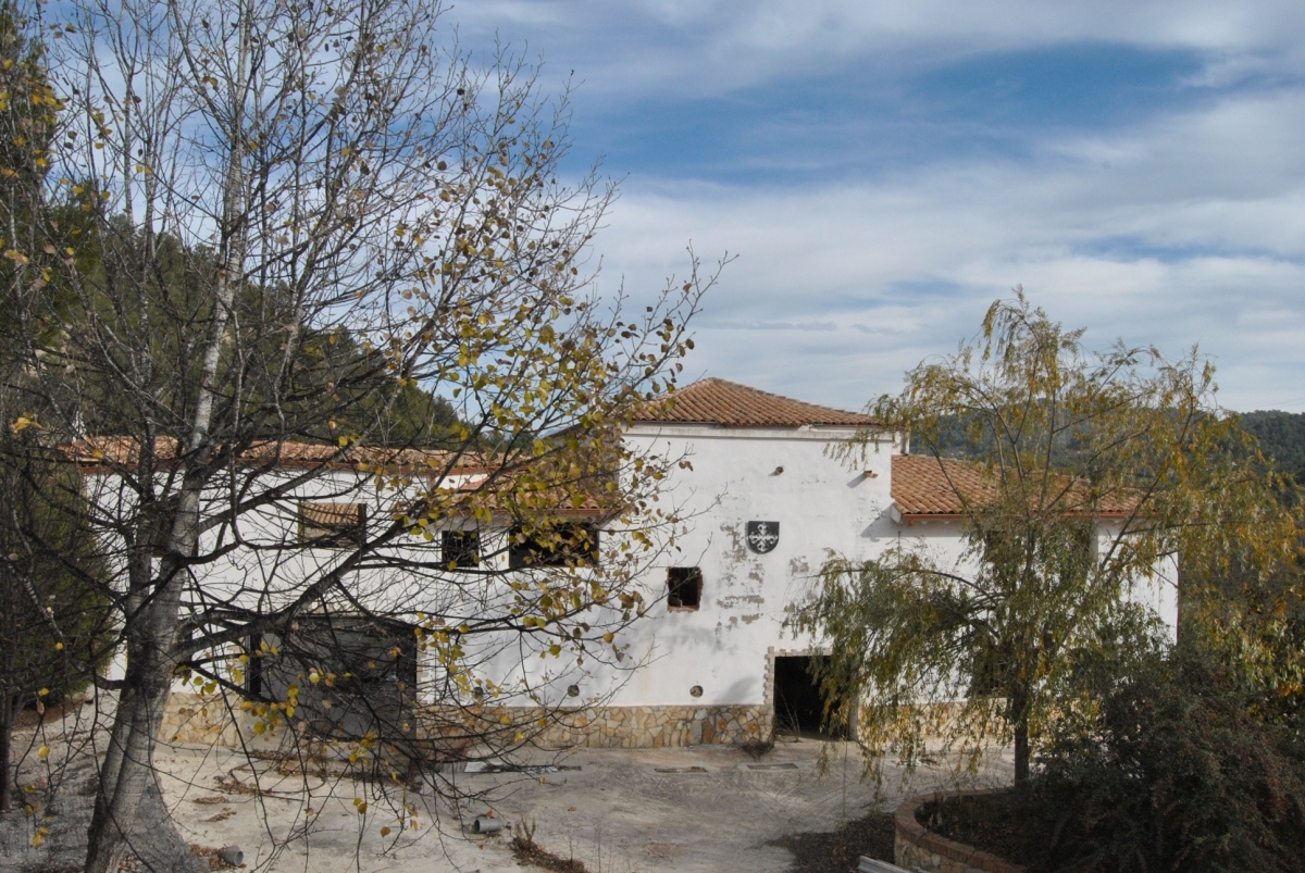 Vista frontal de la finca montbuienca