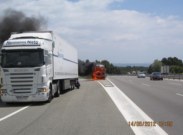 El camió de gran tonatge va ajudar a l'avariat. Foto Joan Solís