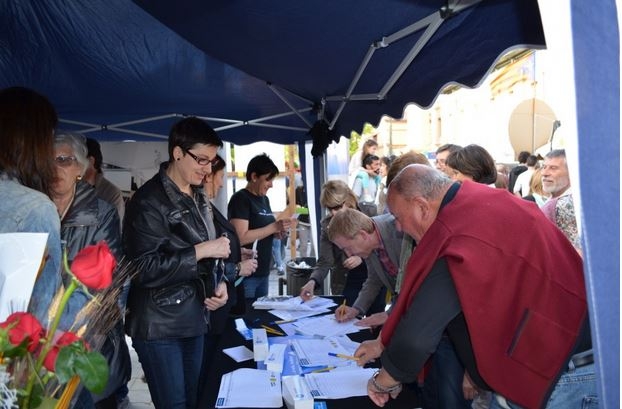 Lloll Bertran va intervenir en la recollida de firmes, per Sant Jordi