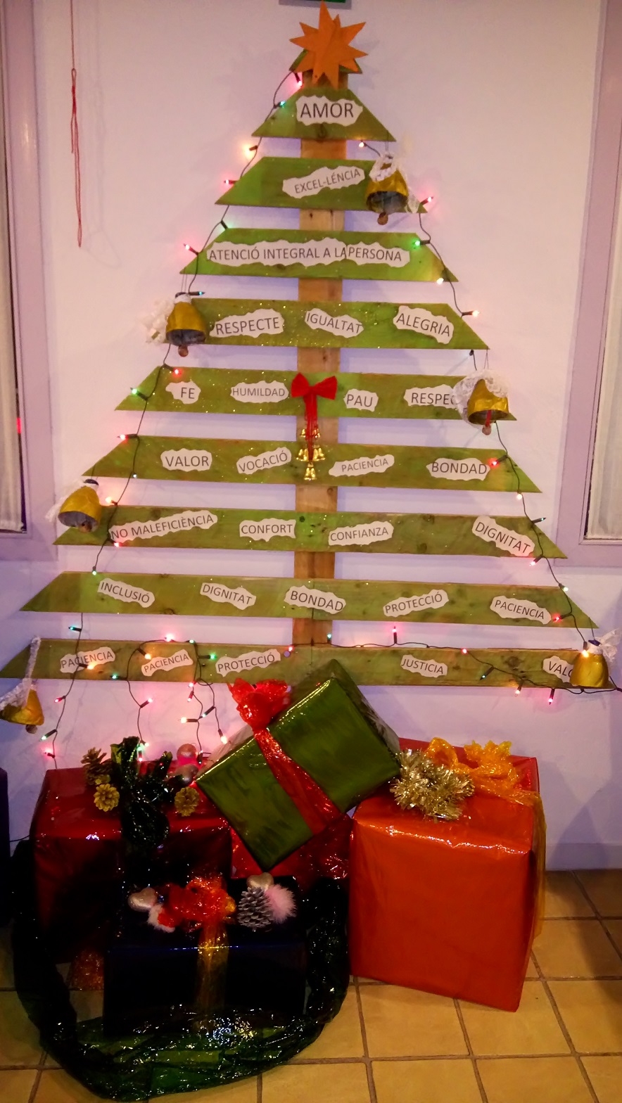 Un arbre de Nadal construït en base a un palet, una de les creacions