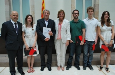 A la dreta de la fotografia, Helena Salanova amb la resta de premiats