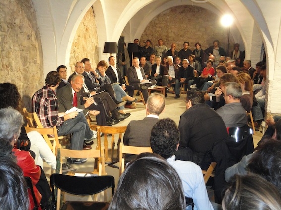 Debat a l'adoberia