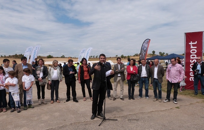 Aerosport 2014 ha quedat inaugurat al migdia, amb els parlaments positius, optimistes i el clar missatge de seguir endavant per part de les autoritats assistents