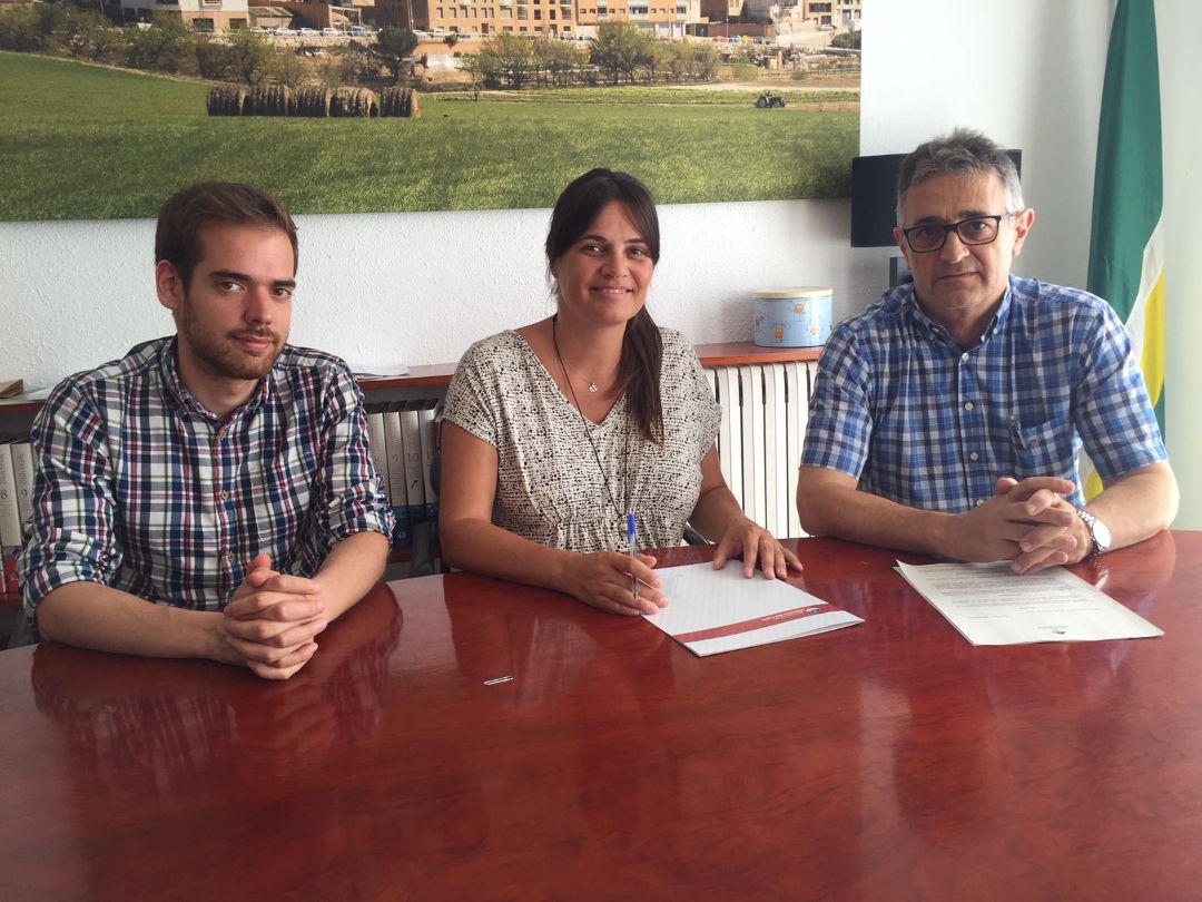 El regidor Jordi Barón, esquerra, i l'alcaldessa, en la firma amb Urbamed