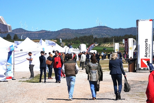 L'Aeròdrom bull d'activitat gràcies a l'Aerosport.