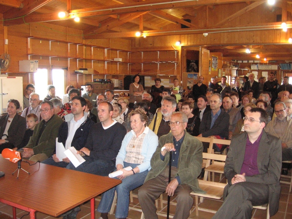 Nombrosos assistents a l'acte d'homenatge