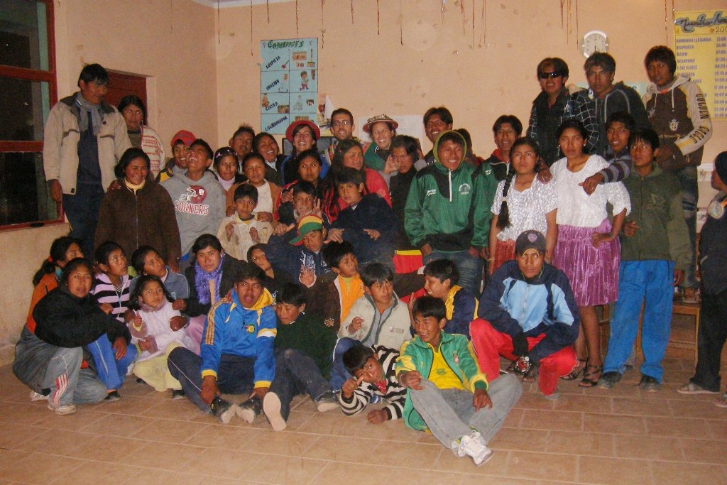 Foto de família dels nois i noies de l’internat de Punutuma a la festa d’acomiadament.