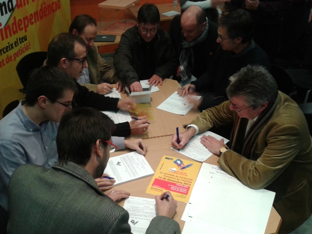 Alcaldes i regidors de la comarca signant el vot aquest dilluns al vespre a l'Ateneu