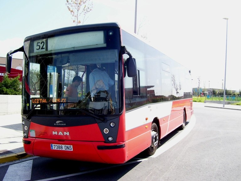 Un dels autobusos de la xarxa igualadina, davant de l'Hospital