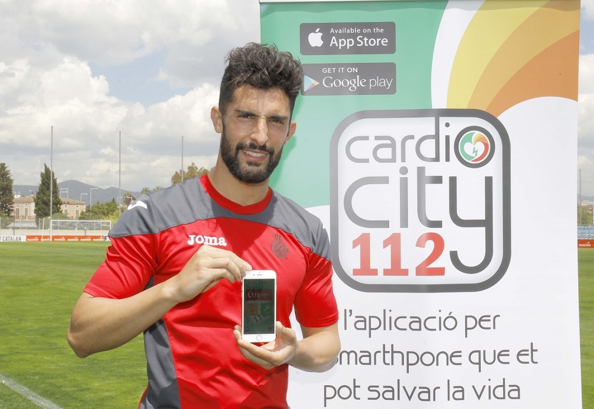 El jugador del RCDE, amb un smartphone