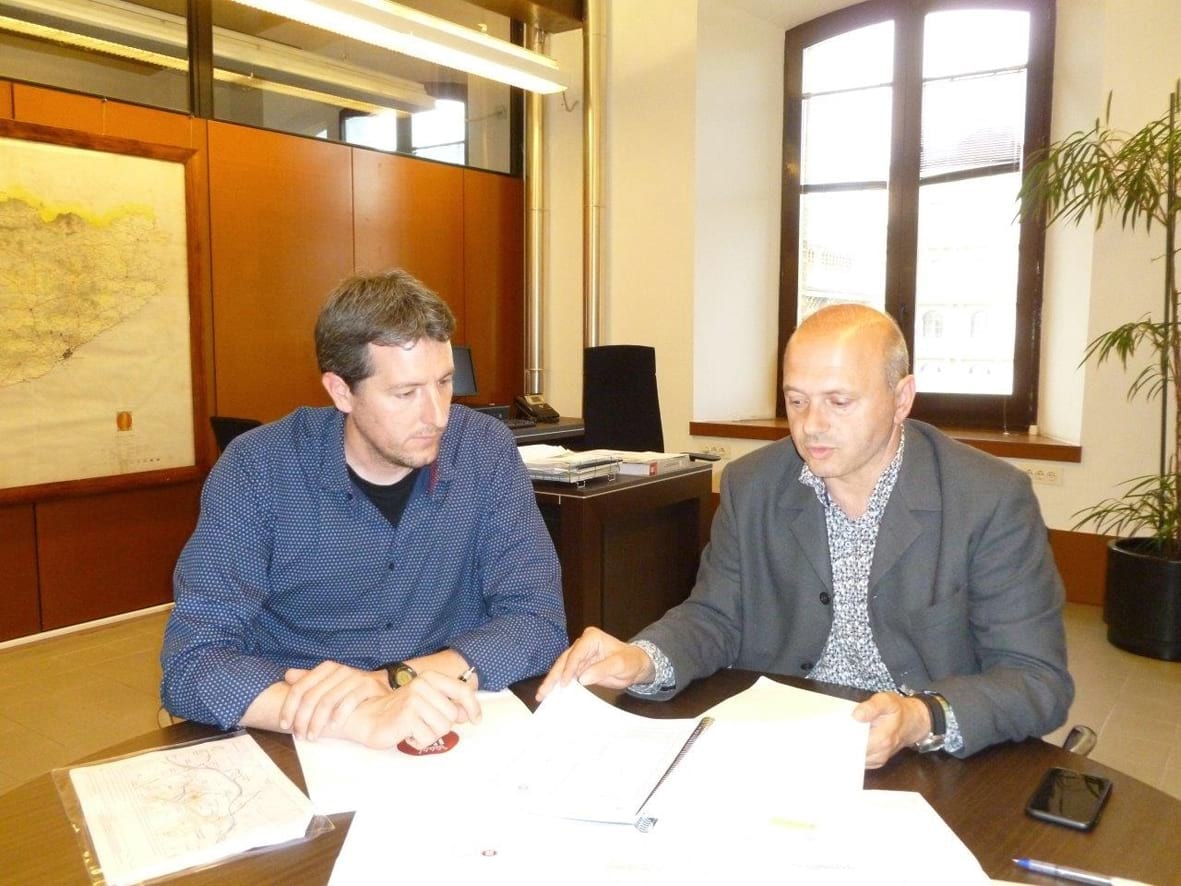 Xavier Nadal, esquerra, amb el diputat Fàbrega