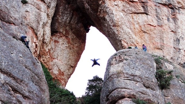 El salt base és una de les noves modalitats esportives que es practiquen al massís de Montserrat.