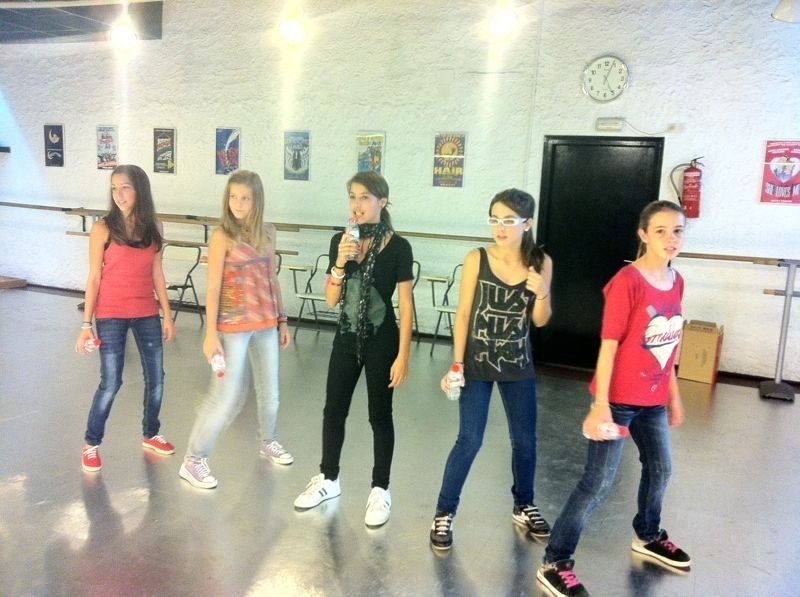 El grup Macedònia està format per 5 noies adolescents