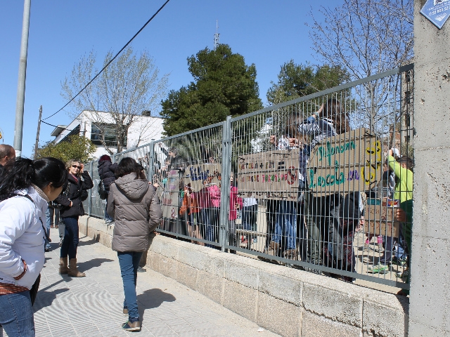 Mestres i alumnes van penjar pancartes al pati