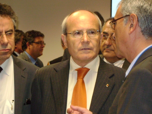 El president, José Montilla, amb l'alcalde Joan Vich i el gerent d'Abacus, Miquel Àngel Oliva