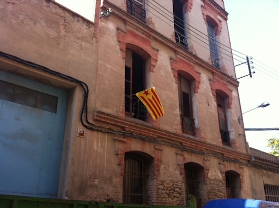 Una estelada penja de la finestra de l'antiga adoberia