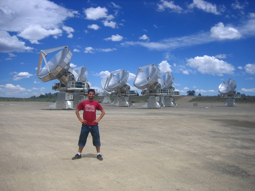 Álvaro Sánchez davant diversos radiotelescopis