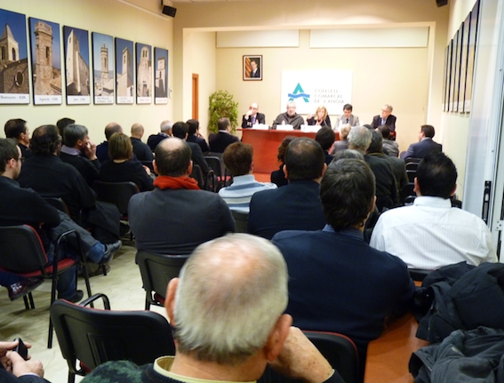 La sala de plens del Consell Comarcal plena d'alcaldes de la comarca